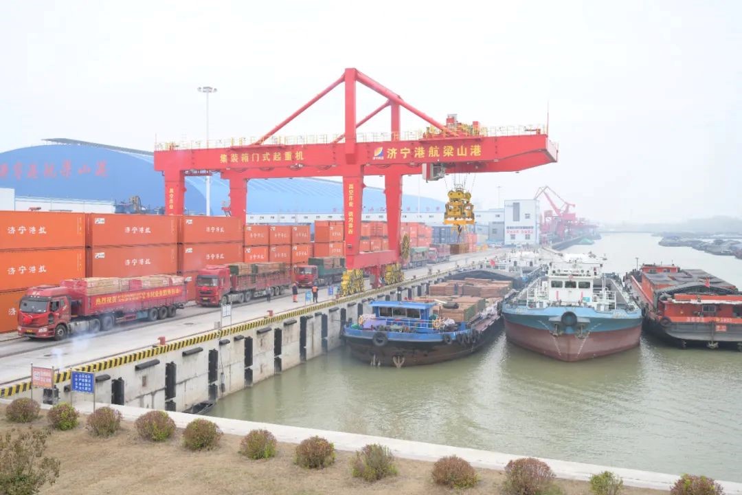 融入一带一路建设梁山港迎来首批加蓬共和国进口木材