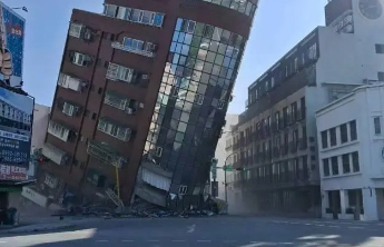台湾花莲一大学地震后发生火灾，目前大火仍未扑灭