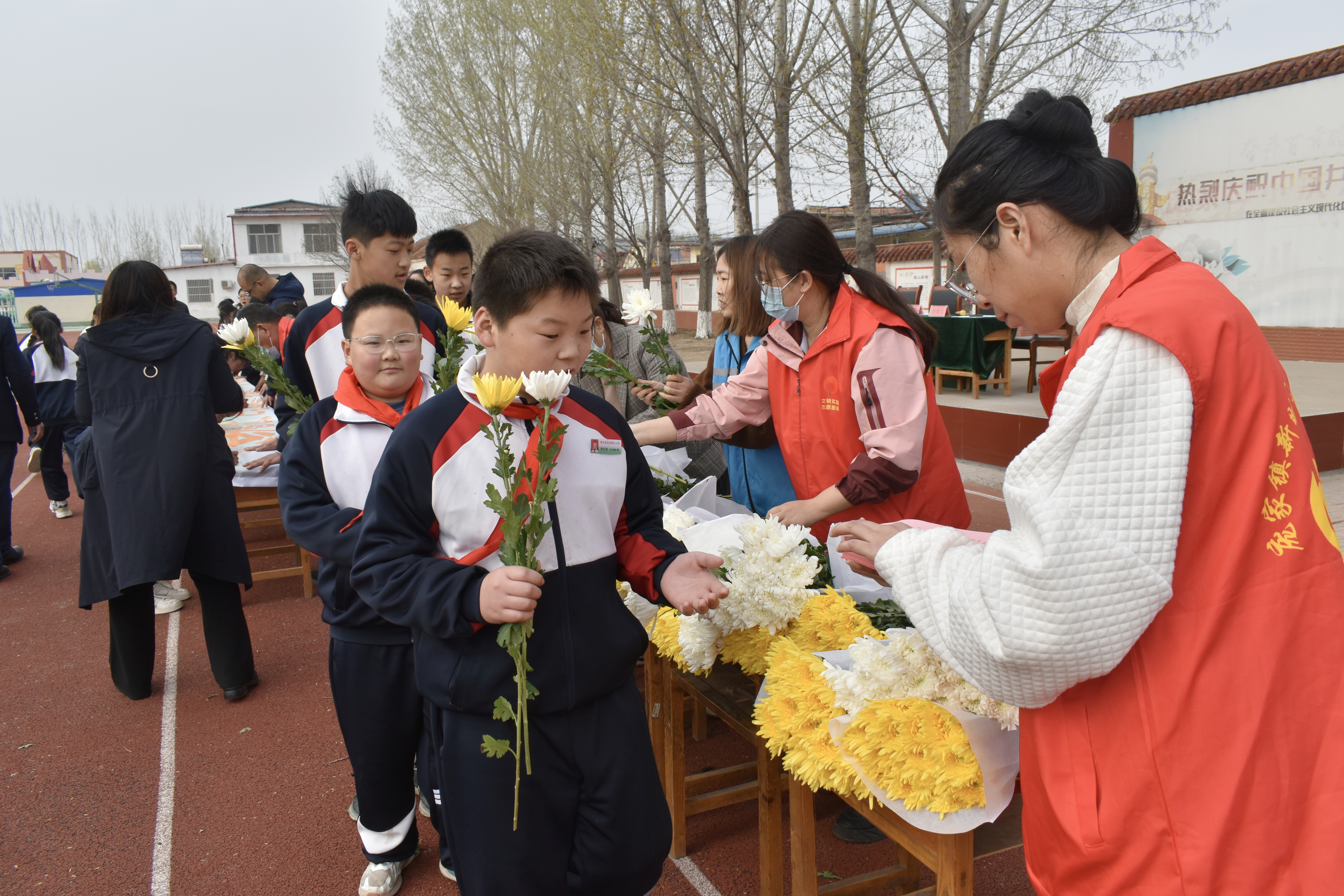 语言讲解除陋习,树新风等内容,劝导村民用鲜花代替纸钱等祭祀用品寄托