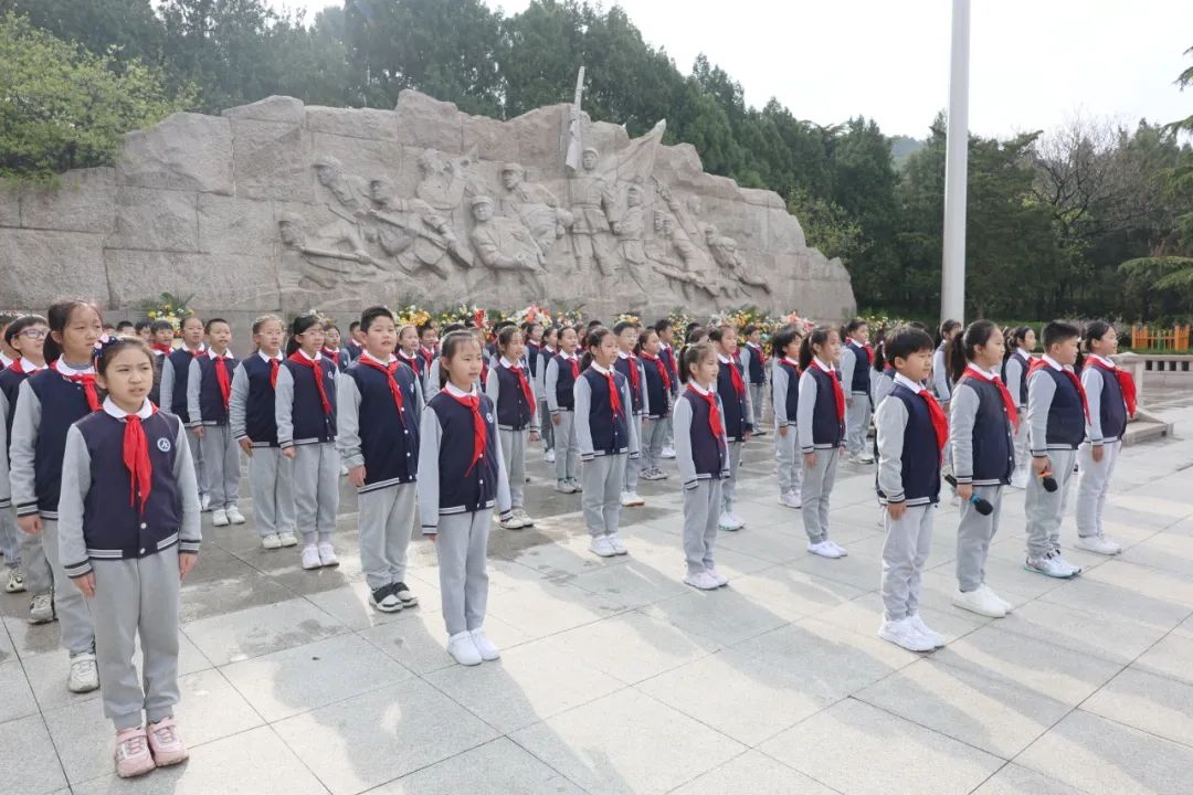 山师附小开展行走的思政课之"我们的节日61清明"红色研学课程
