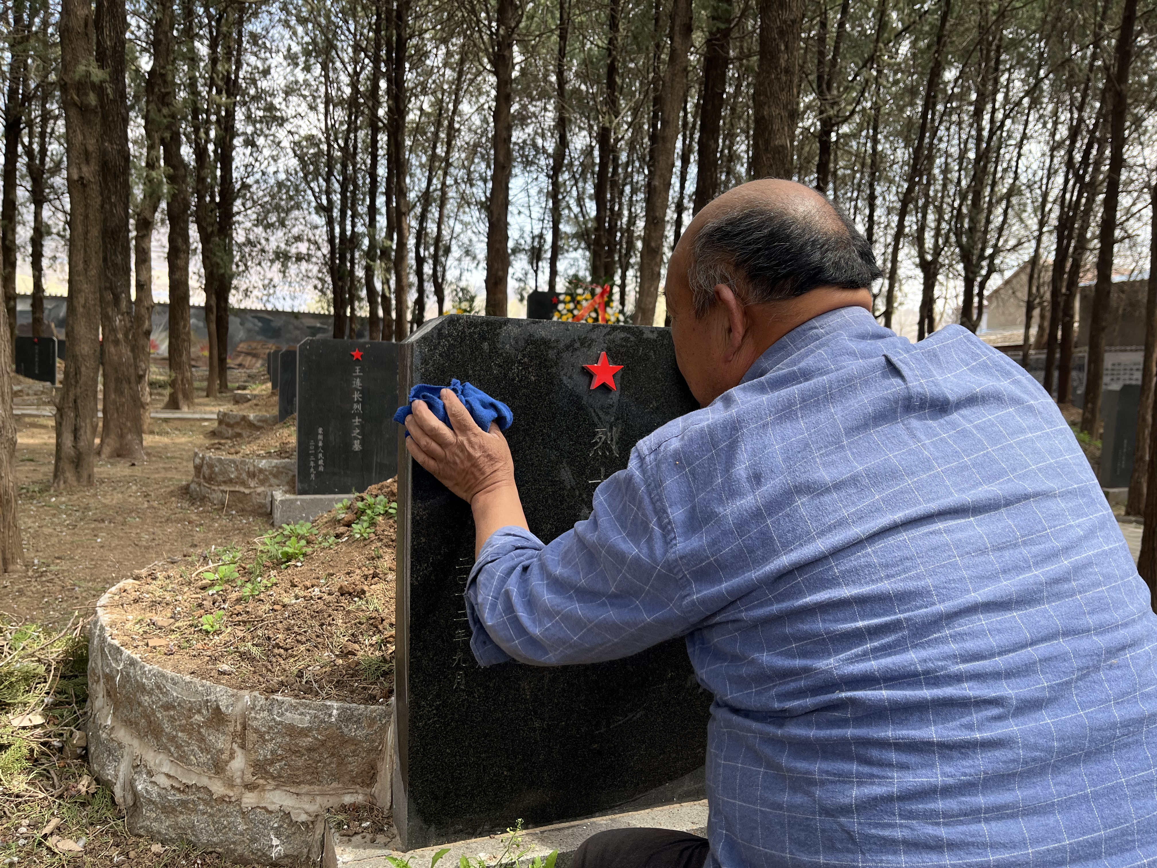 因为一句承诺,临沂蒙阴父子接力守护无名烈士墓53载