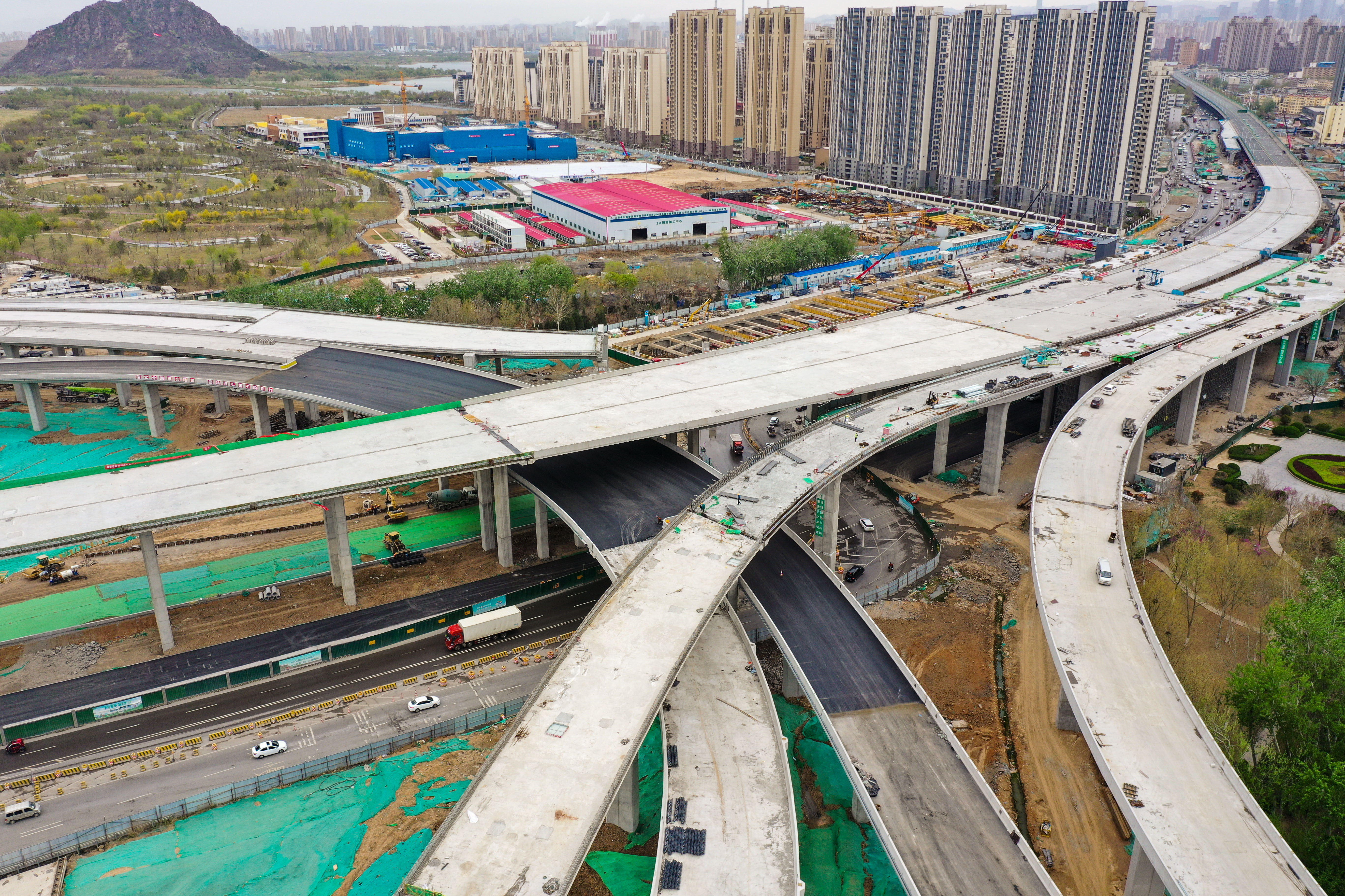 济南零点立交桥十四条匝道大部分建设完成,即将横跨济广高速