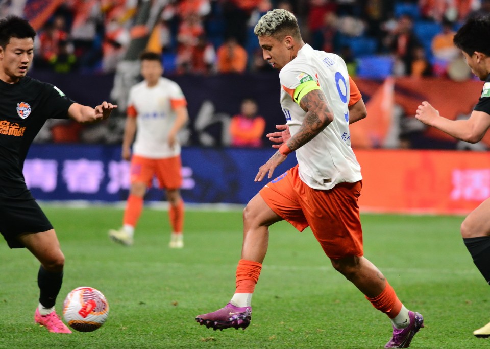 图集|泰山客战青岛海牛,克雷桑等主力奋力突破力争进球-齐鲁晚报网