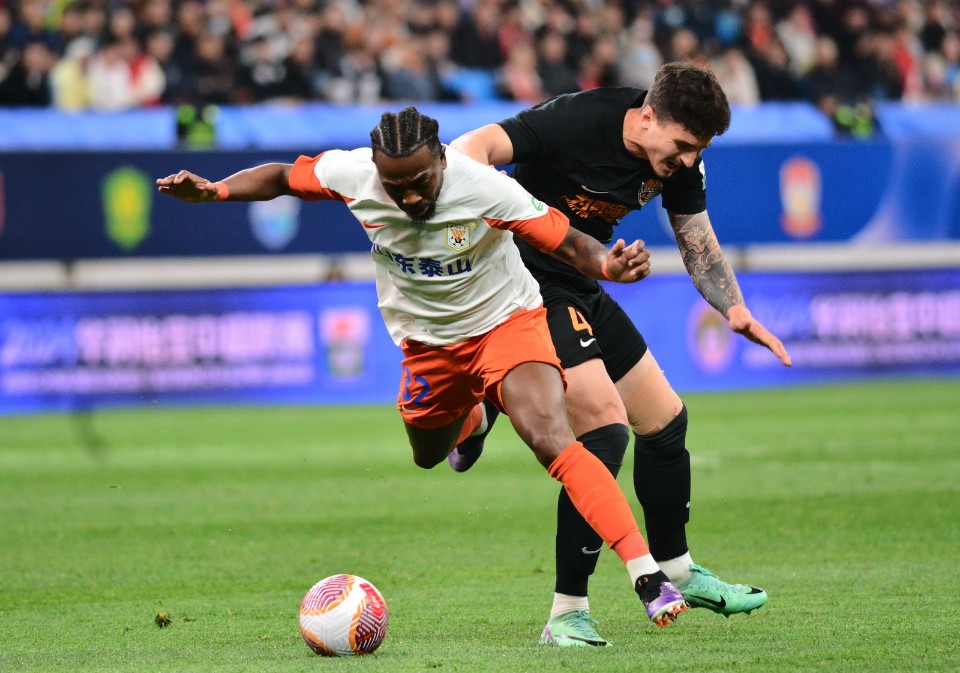 图集|泰山客战青岛海牛,克雷桑等主力奋力突破力争进球-齐鲁晚报网