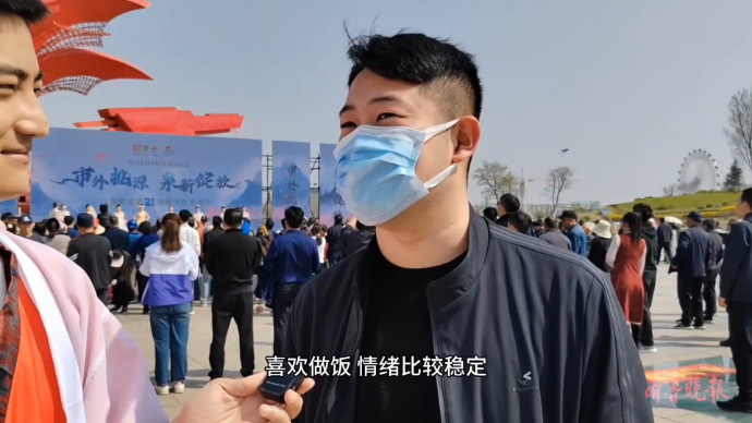 果然视频｜给同事朋友当红娘，相亲会上这小伙真热心！