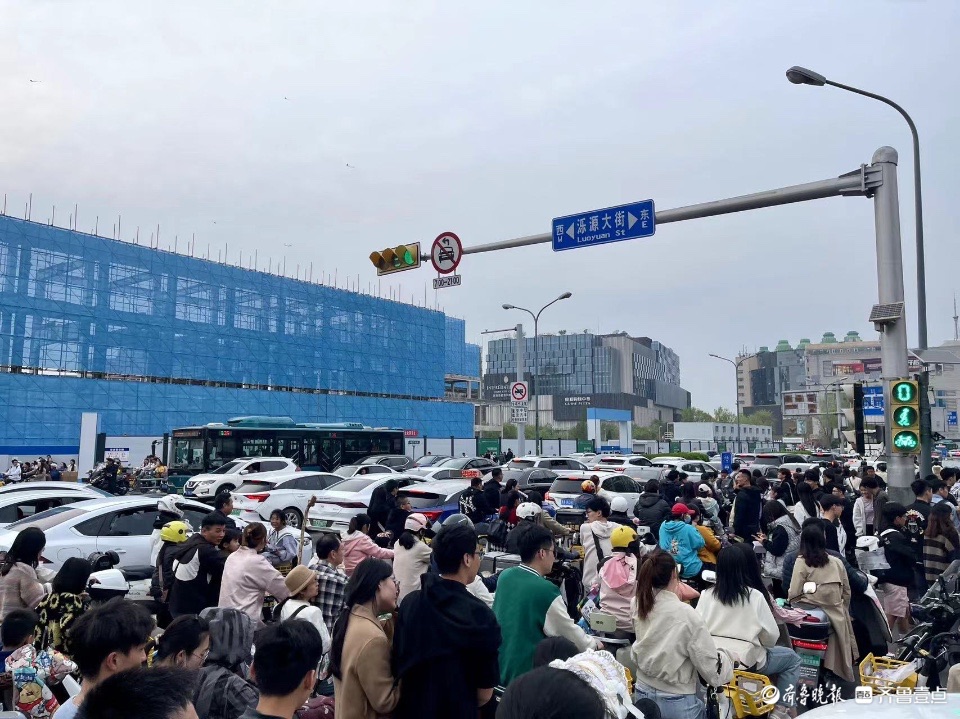 清明假期的济南街头处处人山人海