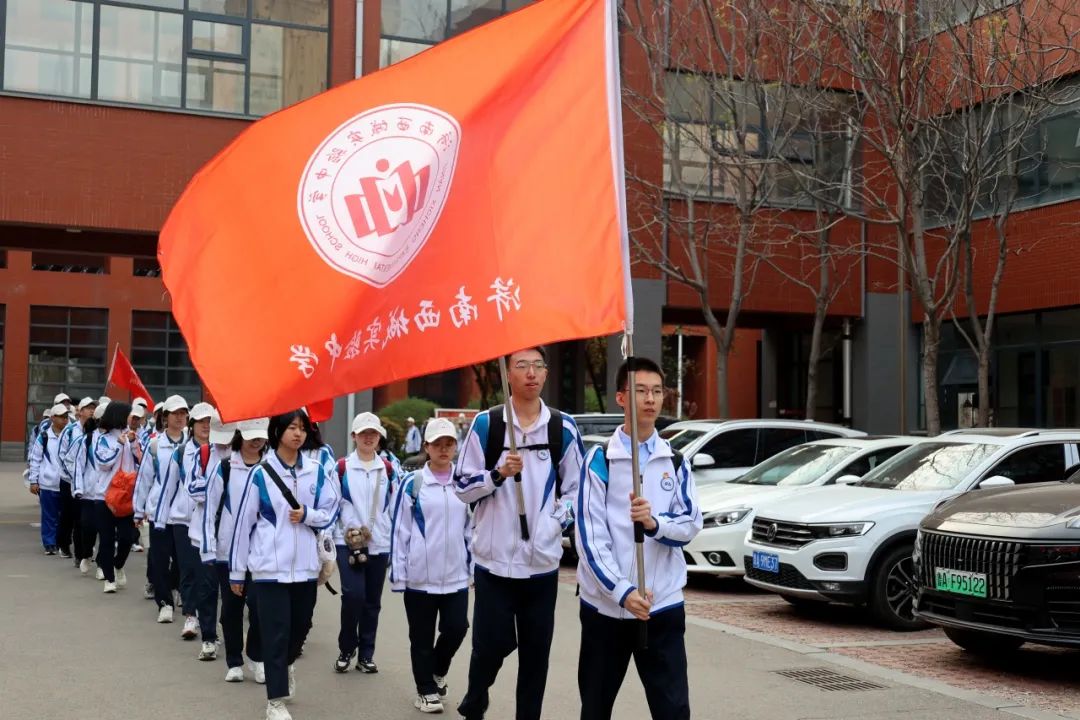 济南西城实验中学师生徒步沿黄河开展教育活动