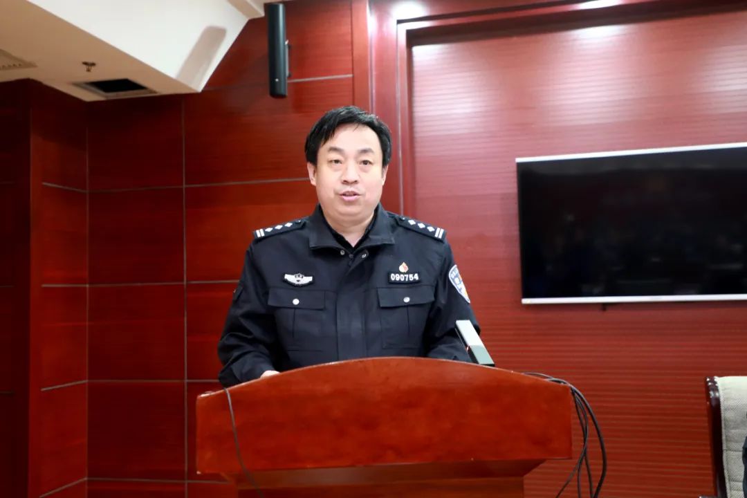 副局长刘保宁宣读了表彰决定,市公安局党委委员,副局长单峰通报了冬春