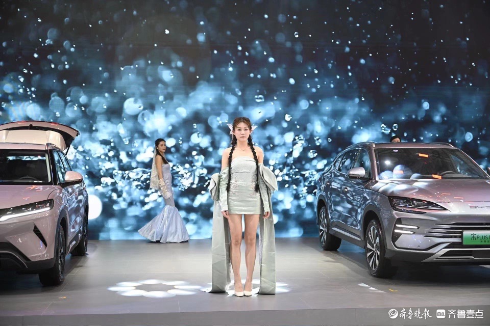 美女车模提前走台，各大汽车展台“战歌”即将打响