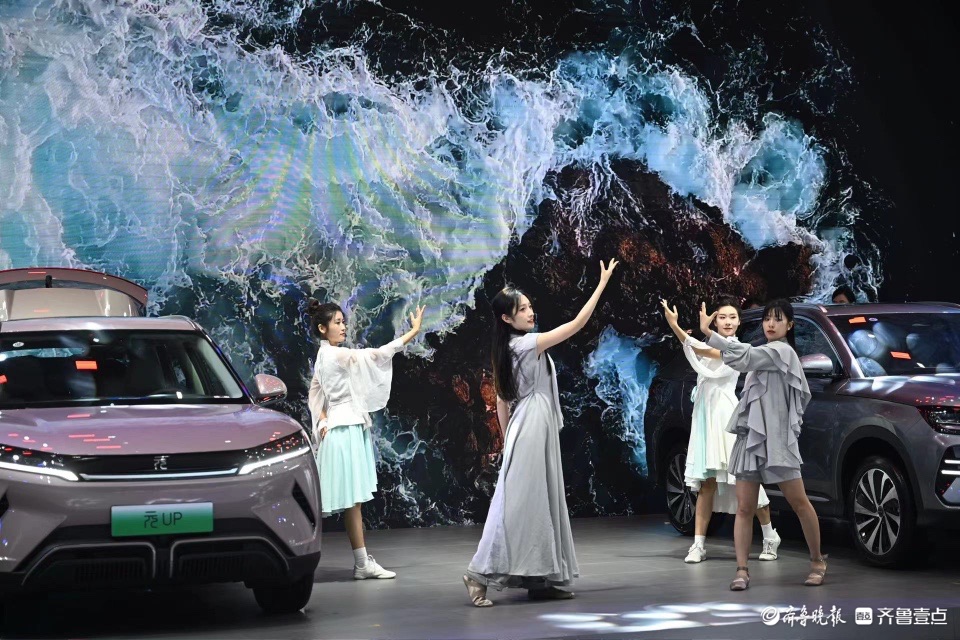 美女车模提前走台，各大汽车展台“战歌”即将打响