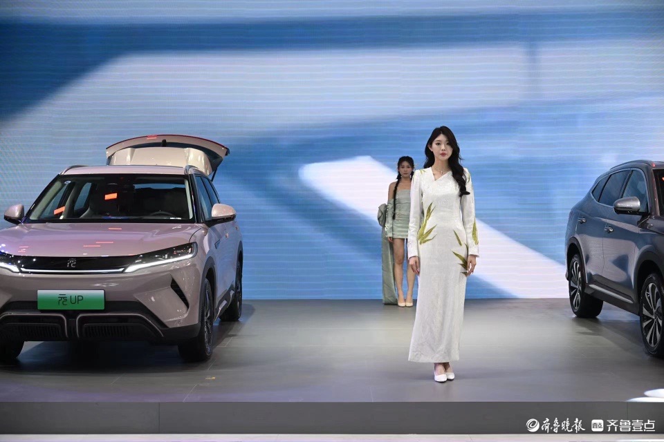 美女车模提前走台，各大汽车展台“战歌”即将打响