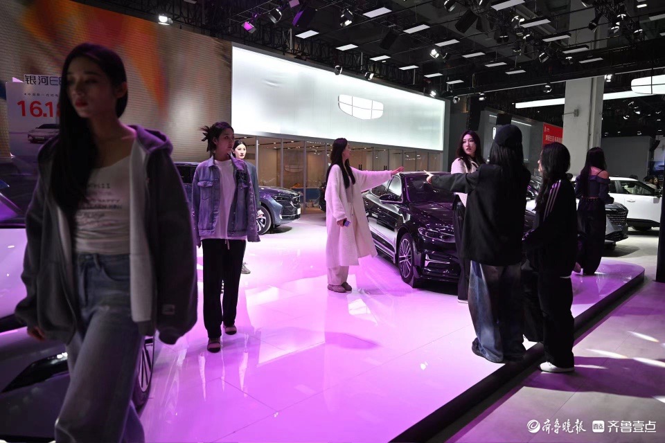 美女车模提前走台，各大汽车展台“战歌”即将打响