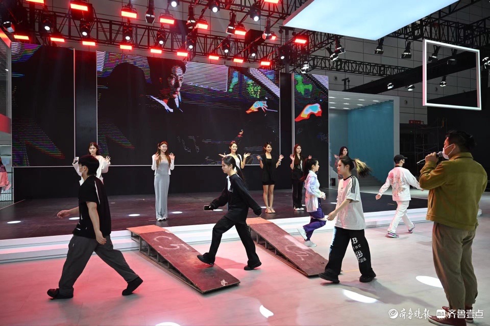 美女车模提前走台，各大汽车展台“战歌”即将打响