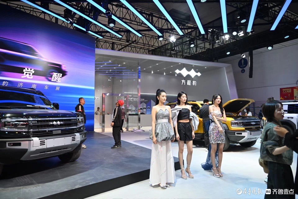 美女车模提前走台，各大汽车展台“战歌”即将打响