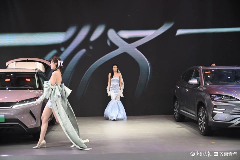 美女车模提前走台，各大汽车展台“战歌”即将打响