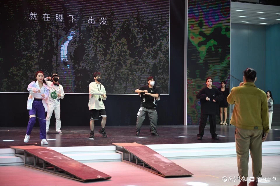 美女车模提前走台，各大汽车展台“战歌”即将打响