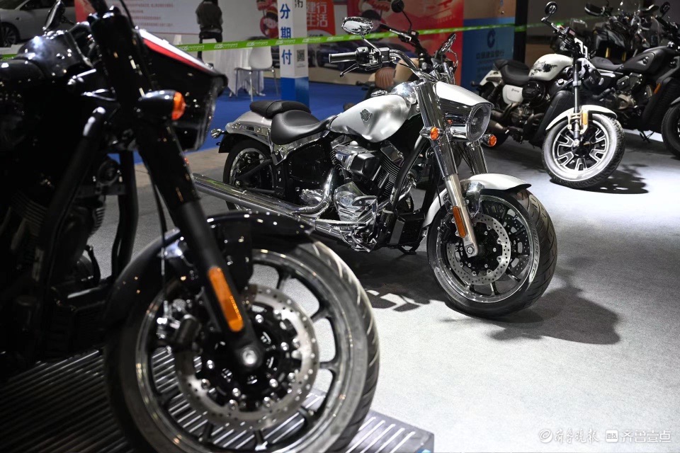 造型个性色彩缤纷，炫酷帅气的机车静候开展