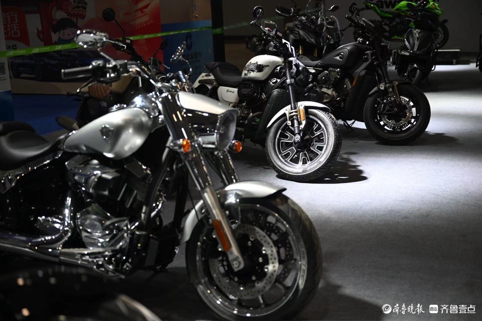 造型个性色彩缤纷，炫酷帅气的机车静候开展