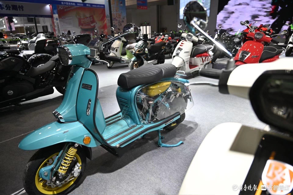 造型个性色彩缤纷，炫酷帅气的机车静候开展