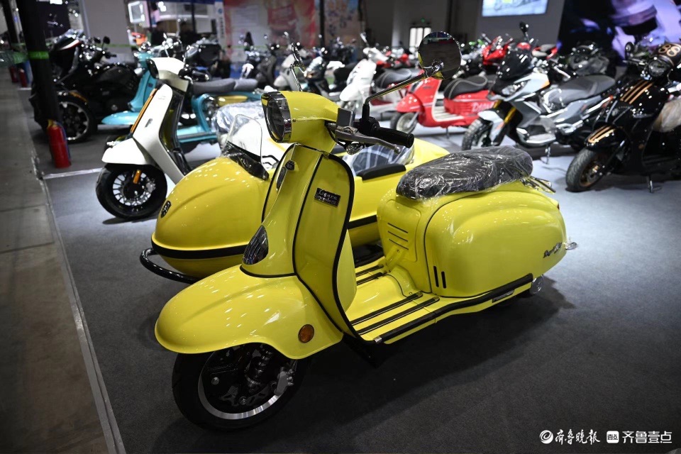 造型个性色彩缤纷，炫酷帅气的机车静候开展