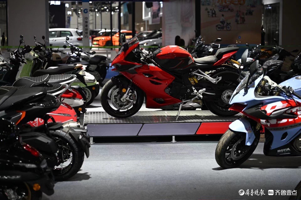 造型个性色彩缤纷，炫酷帅气的机车静候开展