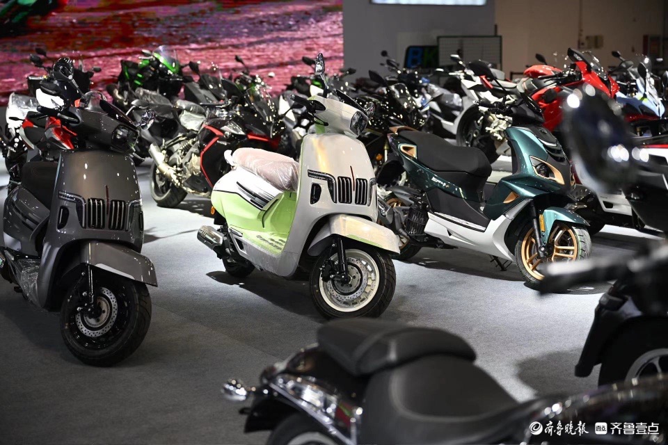 造型个性色彩缤纷，炫酷帅气的机车静候开展