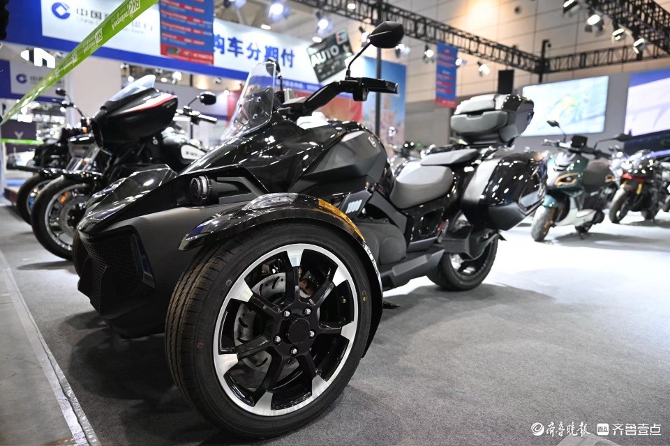 造型个性色彩缤纷，炫酷帅气的机车静候开展