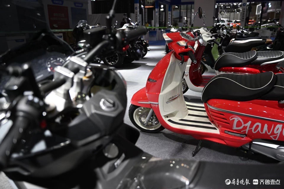 造型个性色彩缤纷，炫酷帅气的机车静候开展