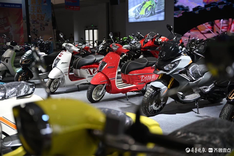 造型个性色彩缤纷，炫酷帅气的机车静候开展