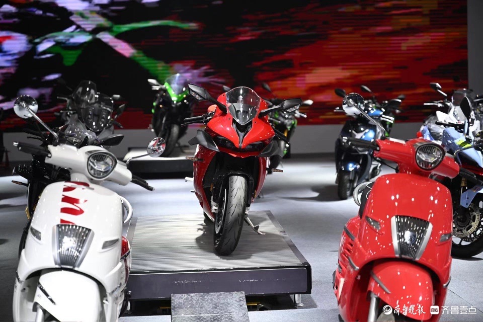 造型个性色彩缤纷，炫酷帅气的机车静候开展