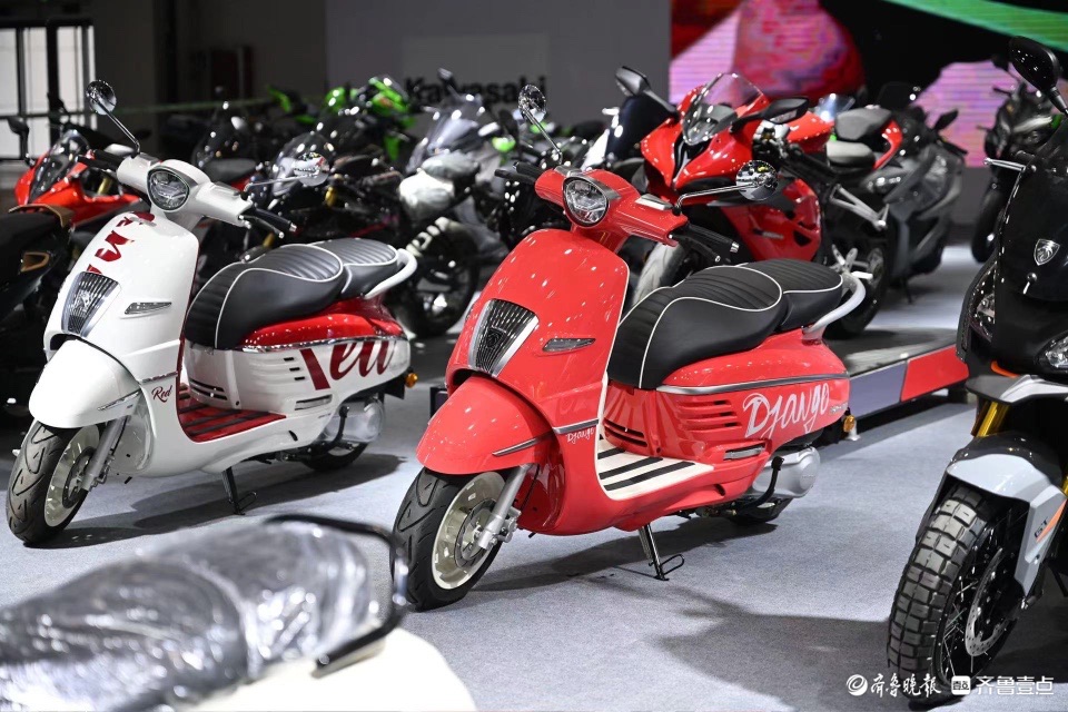 造型个性色彩缤纷，炫酷帅气的机车静候开展