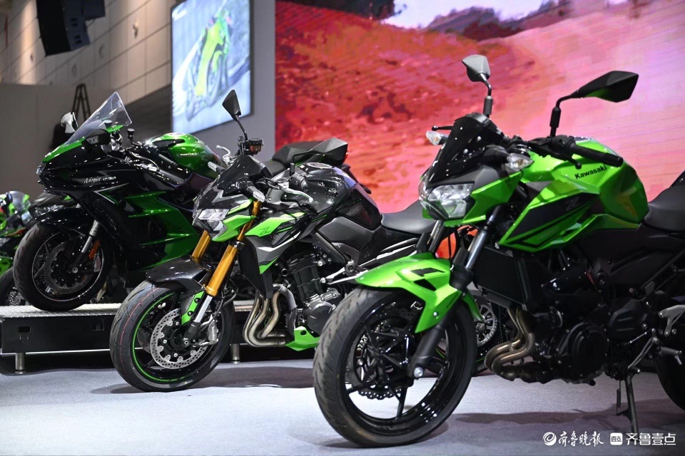 造型个性色彩缤纷，炫酷帅气的机车静候开展