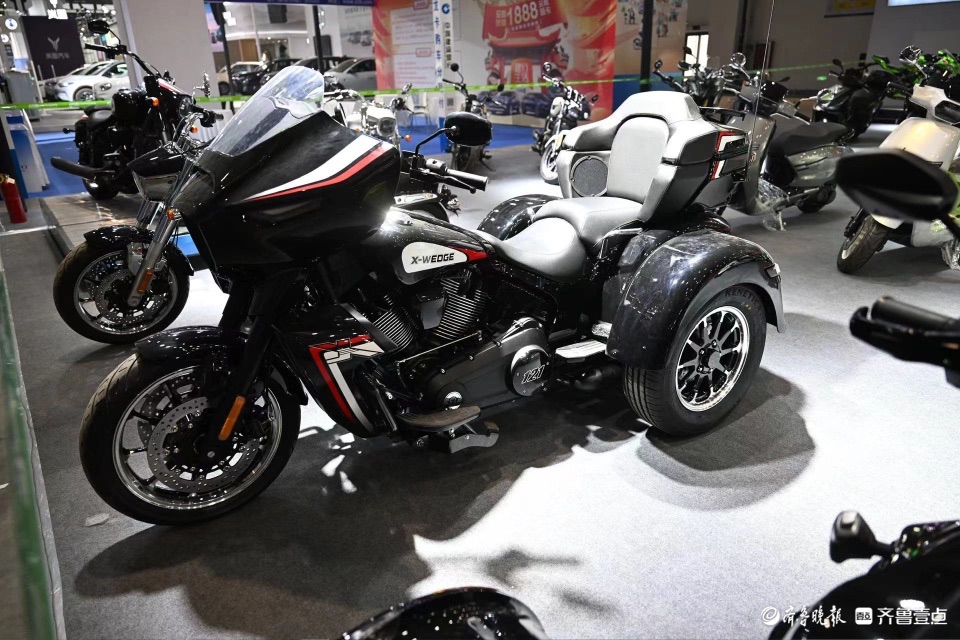 造型个性色彩缤纷，炫酷帅气的机车静候开展