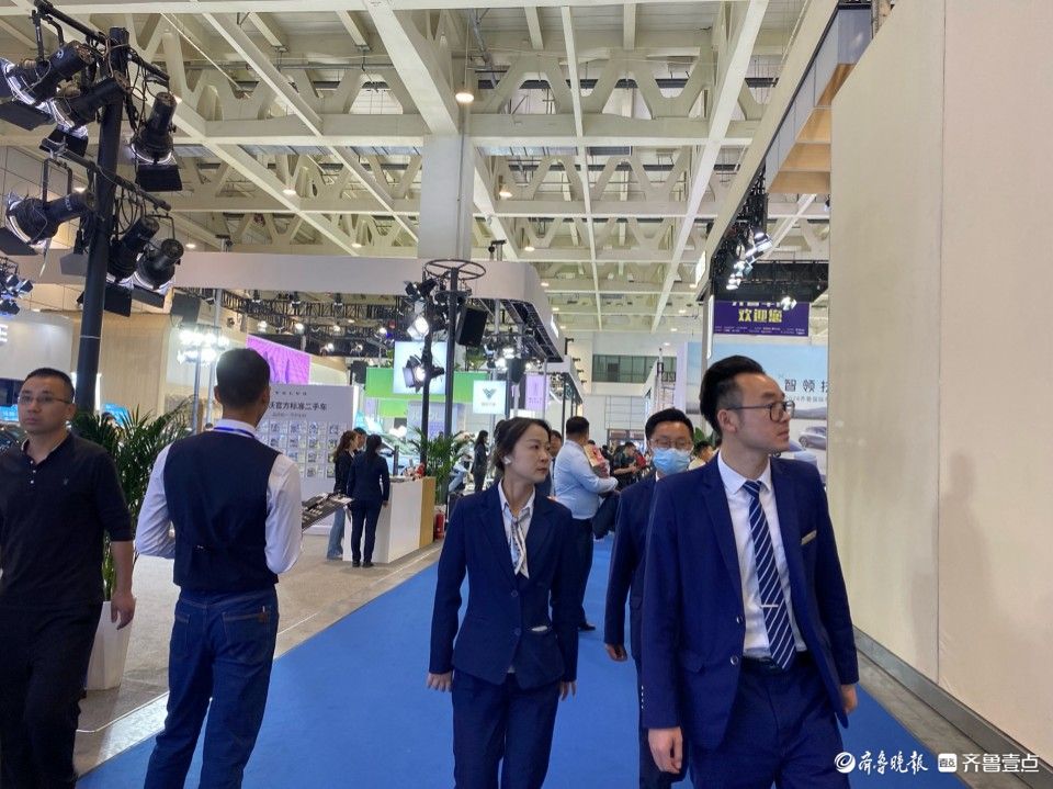 情报员拍客团|人潮涌动打卡走起！齐鲁车展首日现场人气火爆