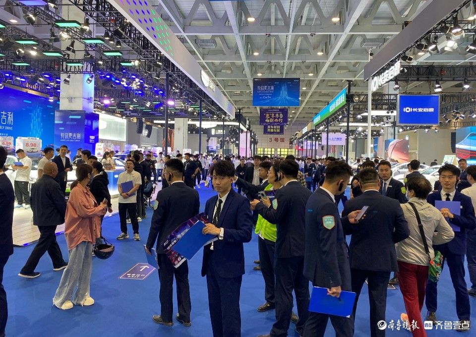 情报员拍客团|人潮涌动打卡走起！齐鲁车展首日现场人气火爆