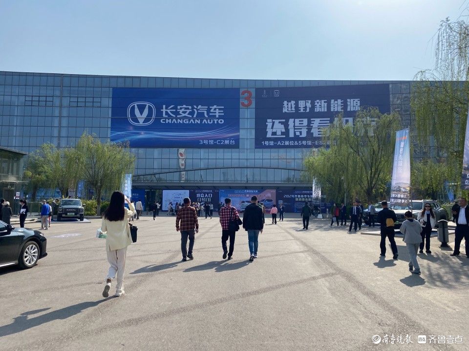 情报员拍客团|人潮涌动打卡走起！齐鲁车展首日现场人气火爆