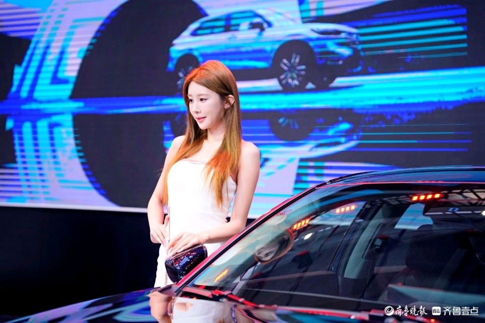 情报员拍客团|高颜值！齐鲁国际车展豪车美女同框，让你赏心悦目