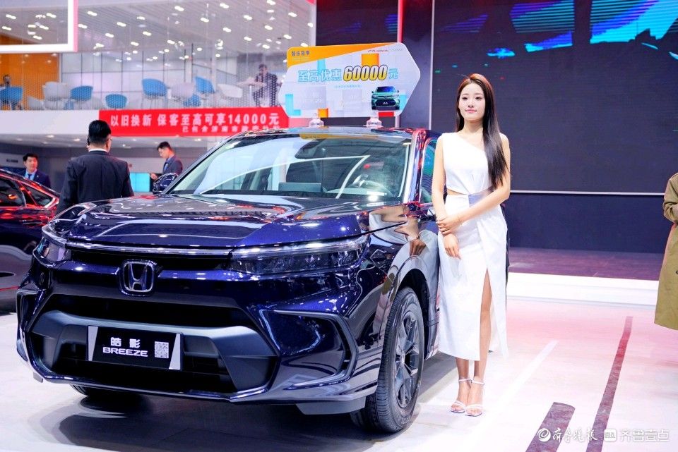 情报员拍客团|高颜值！齐鲁国际车展豪车美女同框，让你赏心悦目