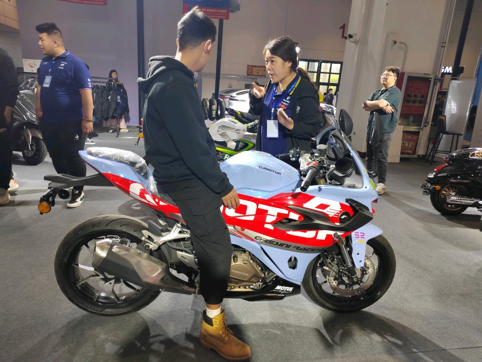 情报员拍客团|拉风！齐鲁车展炫酷摩托车闪亮登场，吸引众人目光