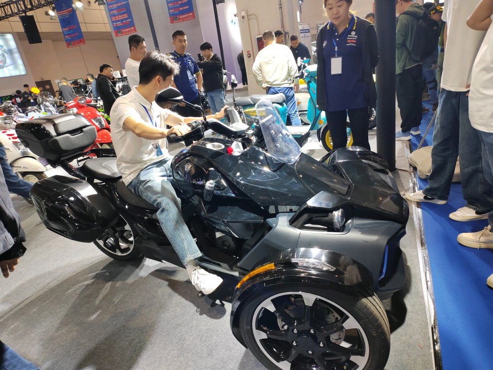 情报员拍客团|拉风！齐鲁车展炫酷摩托车闪亮登场，吸引众人目光