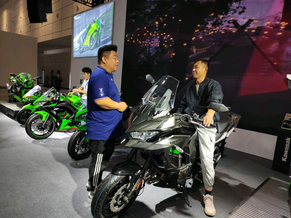 情报员拍客团|拉风！齐鲁车展炫酷摩托车闪亮登场，吸引众人目光