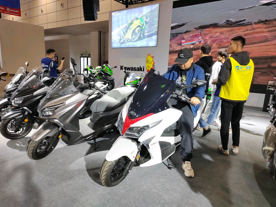 情报员拍客团|拉风！齐鲁车展炫酷摩托车闪亮登场，吸引众人目光