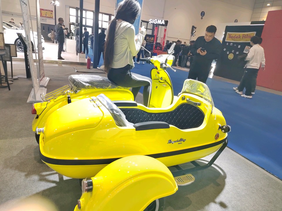 情报员拍客团|拉风！齐鲁车展炫酷摩托车闪亮登场，吸引众人目光