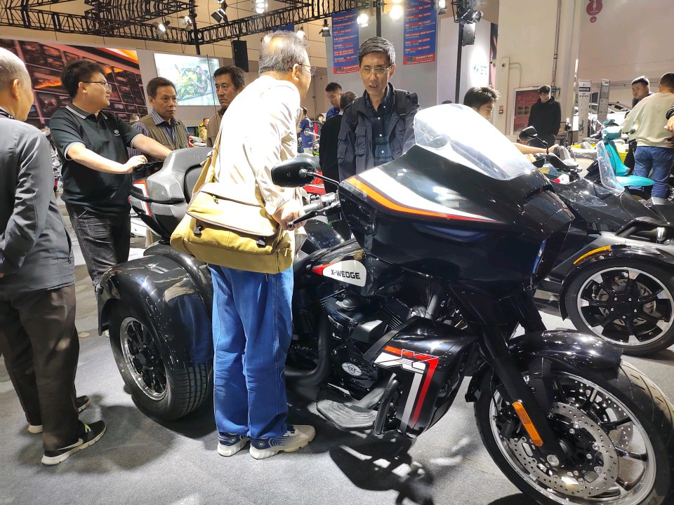 情报员拍客团|拉风！齐鲁车展炫酷摩托车闪亮登场，吸引众人目光