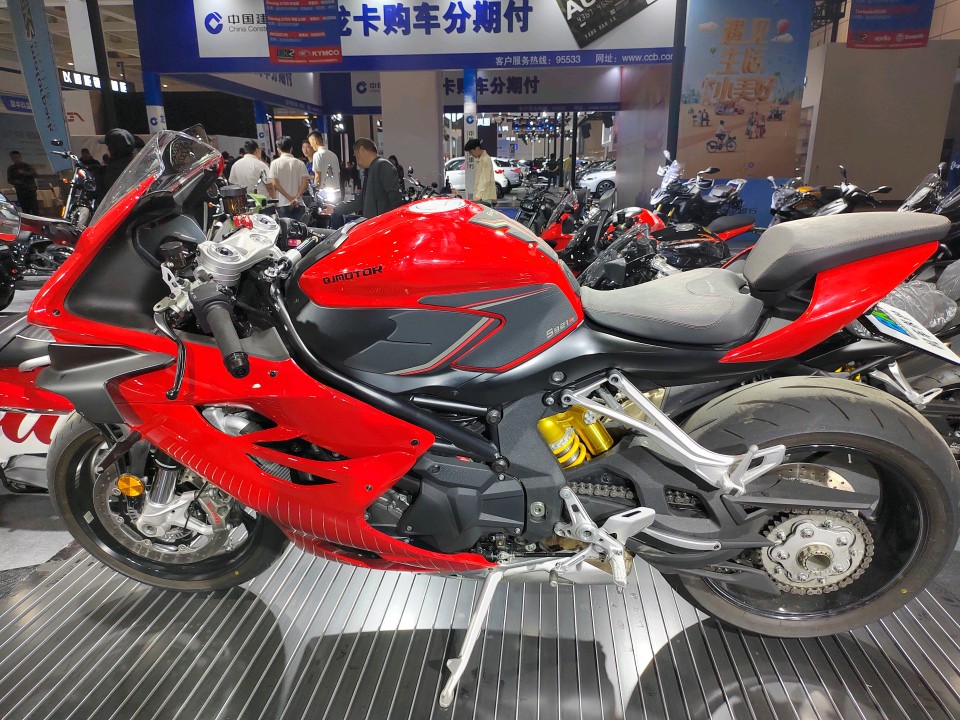 情报员拍客团|拉风！齐鲁车展炫酷摩托车闪亮登场，吸引众人目光