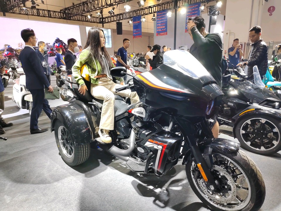 情报员拍客团|拉风！齐鲁车展炫酷摩托车闪亮登场，吸引众人目光