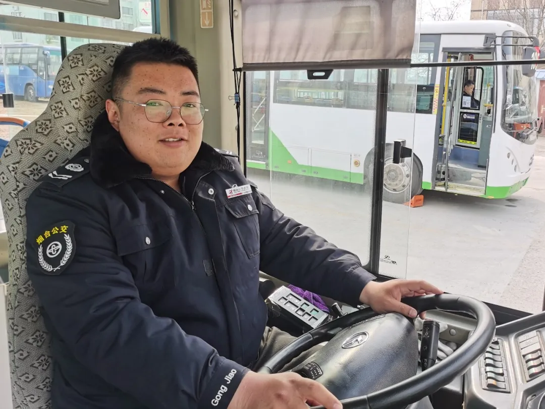 搀扶路旁摔倒老人助力轮椅乘客出行烟台公交驾驶员善举频现