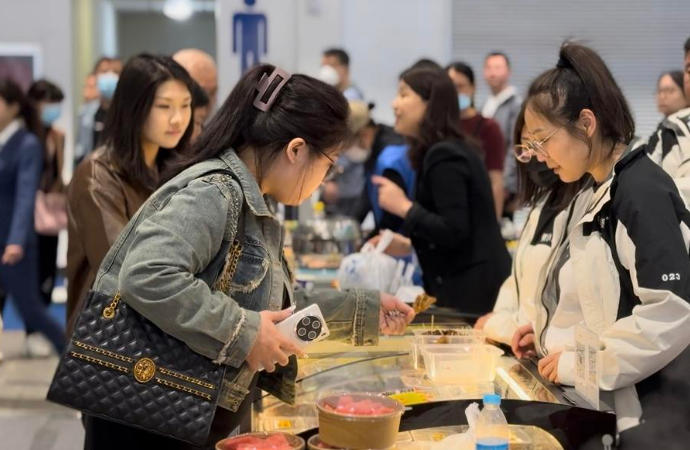 好吃好玩好买，众多观展消费者前往“农超食集”打卡解馋