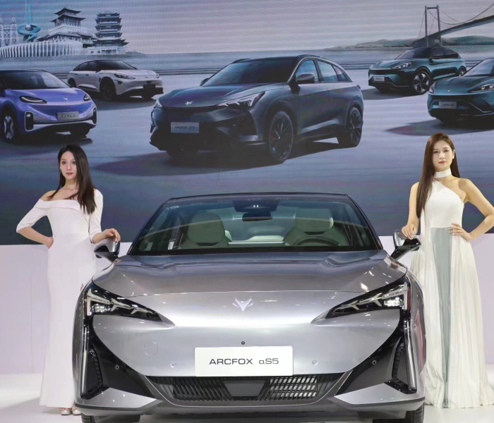 山东国际会展中心2024齐鲁春季车展现场，同步进行的齐鲁首届影像器材嘉年华也拉开帷幕，“悦驾·乐拍·享生活”齐鲁影像器材嘉年华摄影和短视频现场争优赛同步举行。
摄影爱好者可在现场拍靓车、拍车模、拍花絮、拍房展、拍现场影友，即时上传此次活动微信群，齐鲁壹点小编将急速把您的作品编发展示，在活动结束后快速评奖公布，紧张、刺激、好玩！