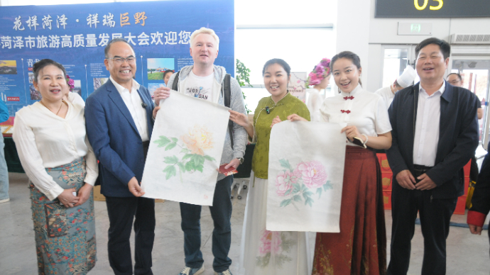 巨野：副县长和宣传部长在牡丹机场“摆摊”花样宠游客
